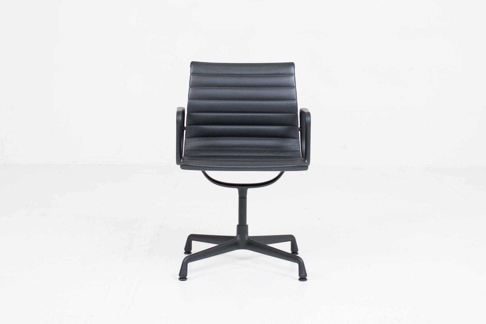 Vintage Stuhl EA 104 von Charles und Ray Eames für Vitra