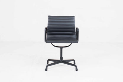 Vintage Stuhl EA 104 von Charles und Ray Eames für Vitra