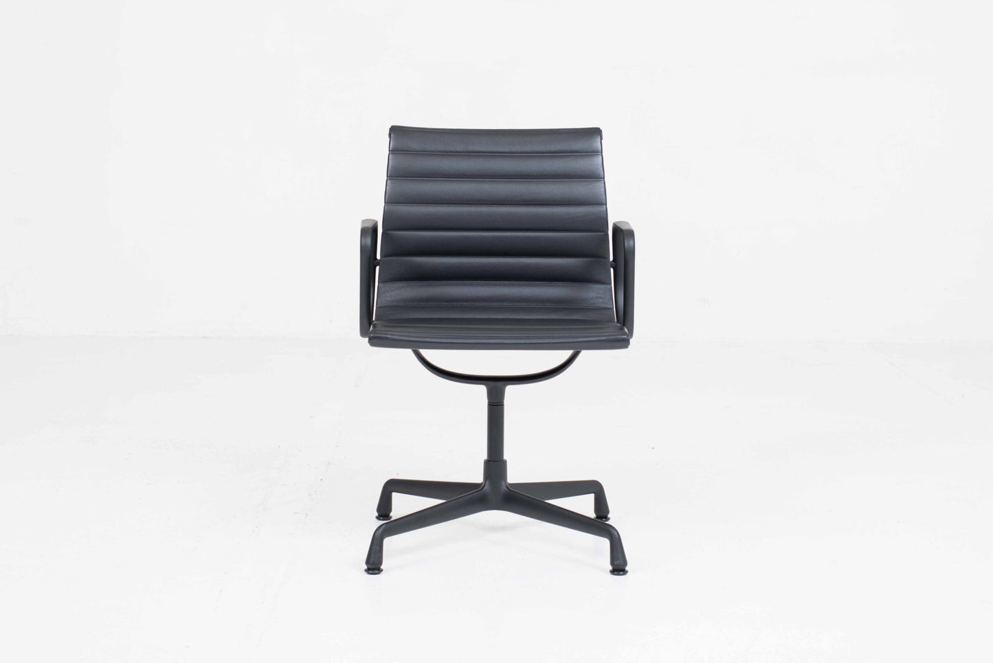 Vintage Stuhl EA 104 von Charles und Ray Eames für Vitra