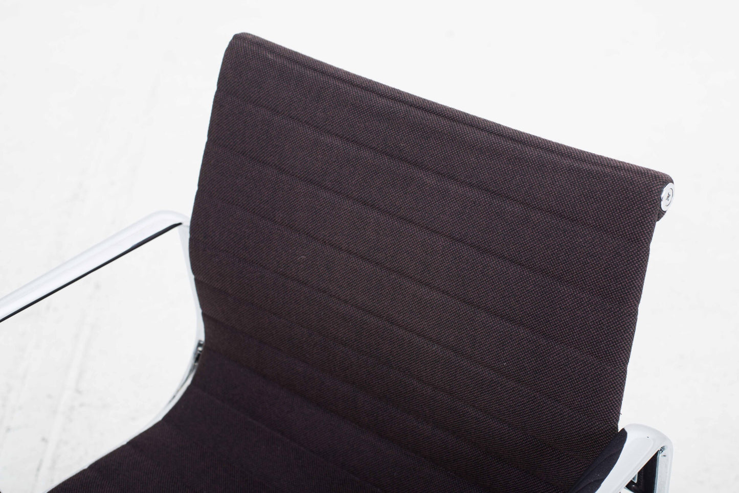 Chaise de bureau Vitra EA 117 par Eames en Hopsak Chestnut/Moor Brown