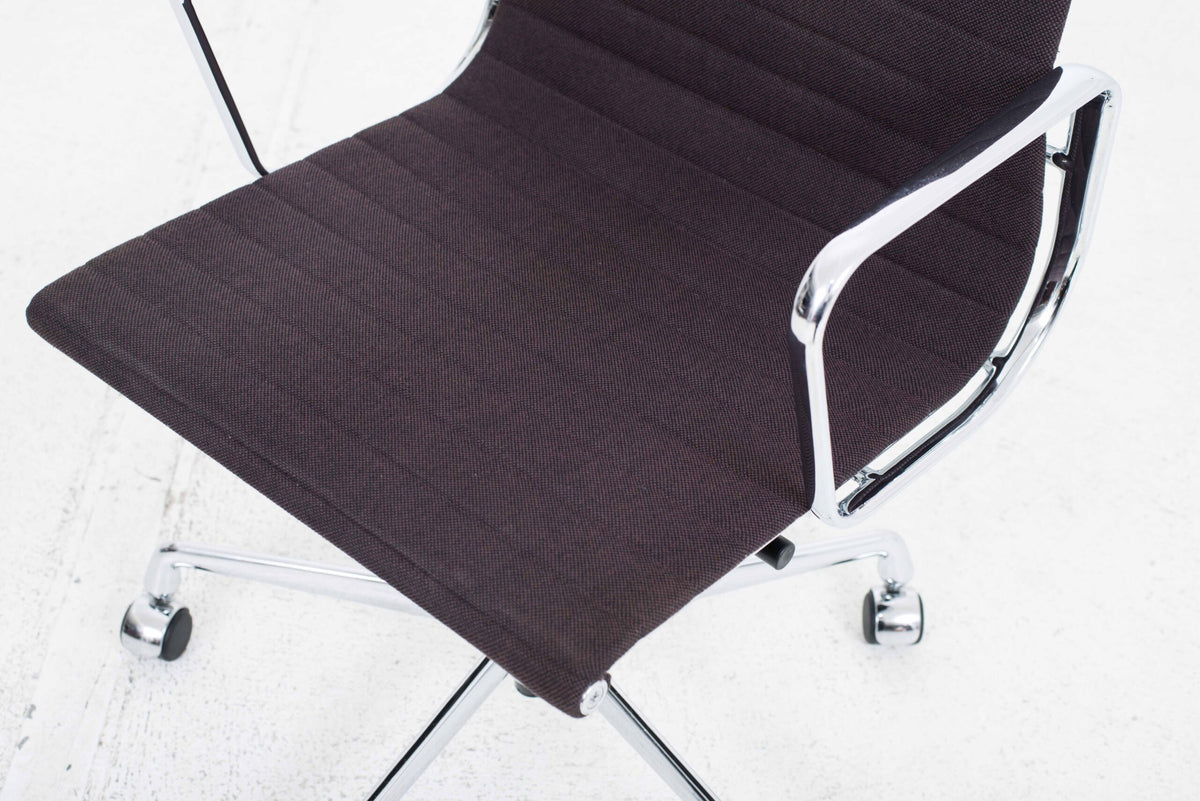 Vitra EA 117 Bürostuhl von Eames in Hopsak Kastanie/Moorbraun
