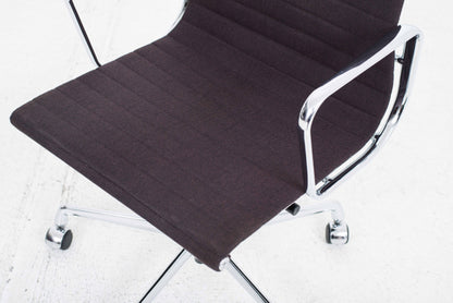 Chaise de bureau Vitra EA 117 par Eames en Hopsak Chestnut/Moor Brown