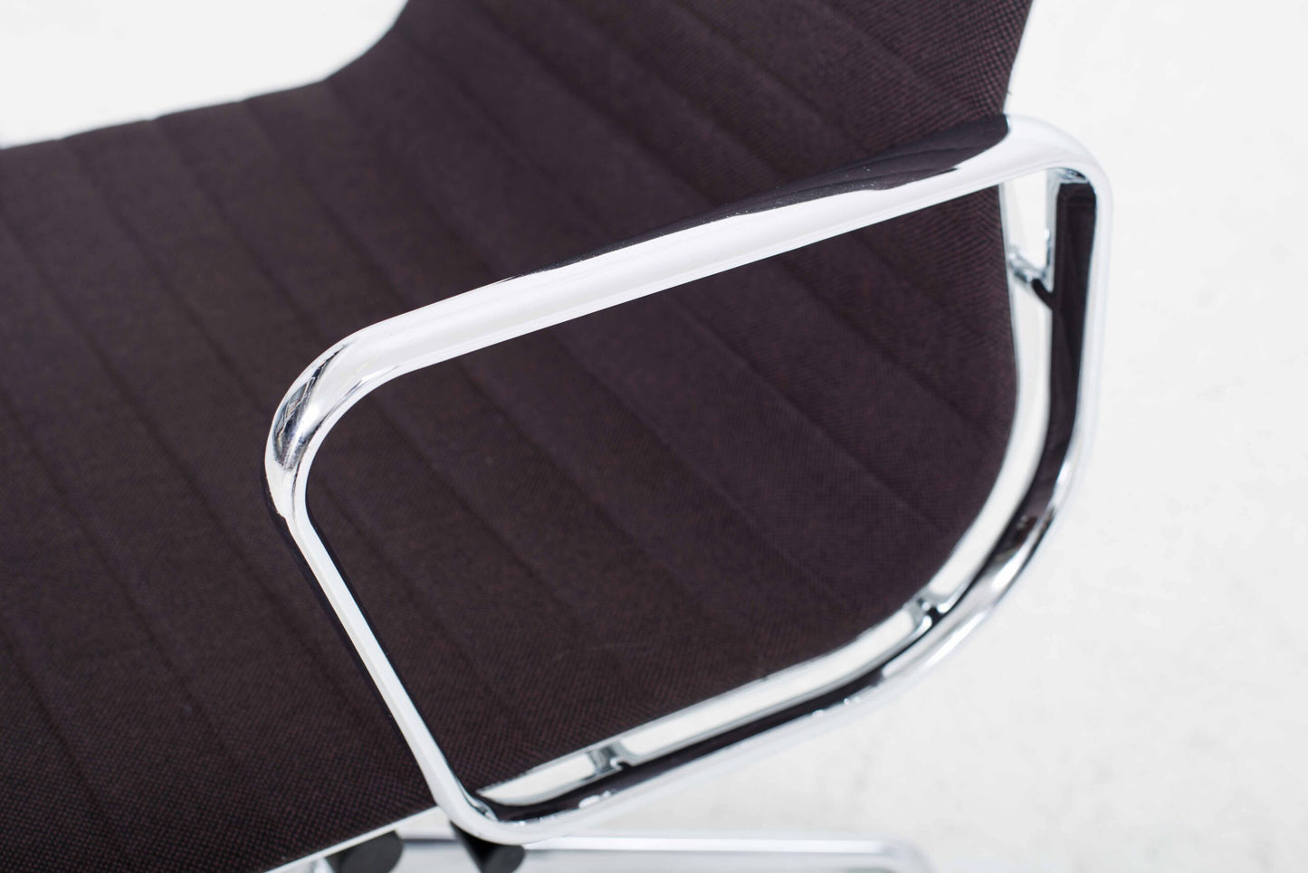 Chaise de bureau Vitra EA 117 par Eames en Hopsak Chestnut/Moor Brown