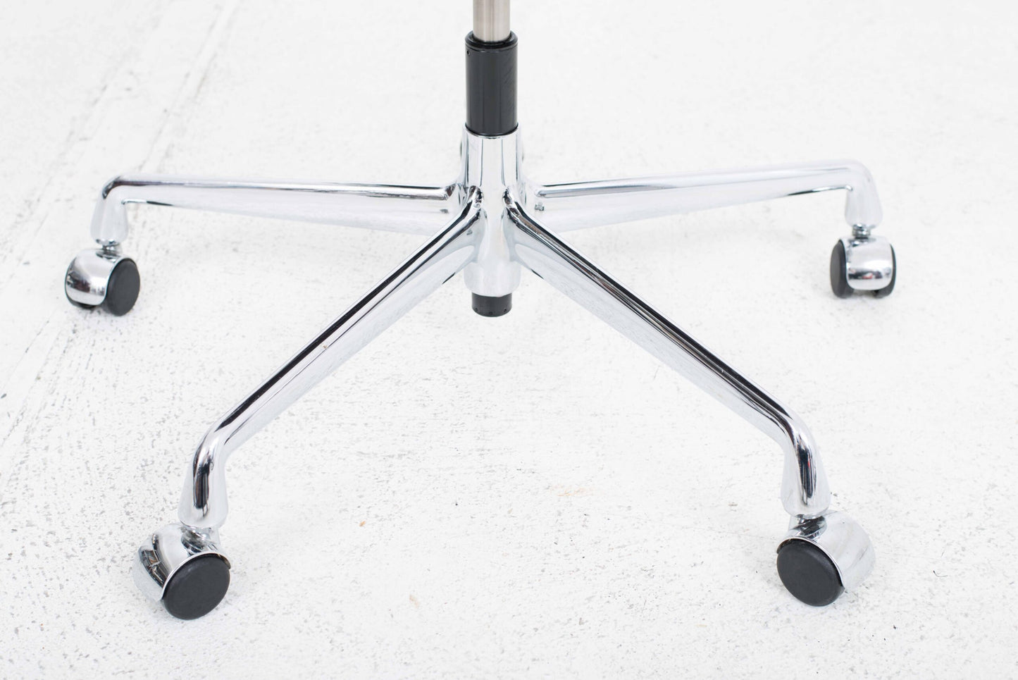 Chaise de bureau Vitra EA 117 par Eames en Hopsak Chestnut/Moor Brown