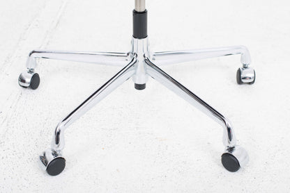 Chaise de bureau Vitra EA 117 par Eames en Hopsak Chestnut/Moor Brown