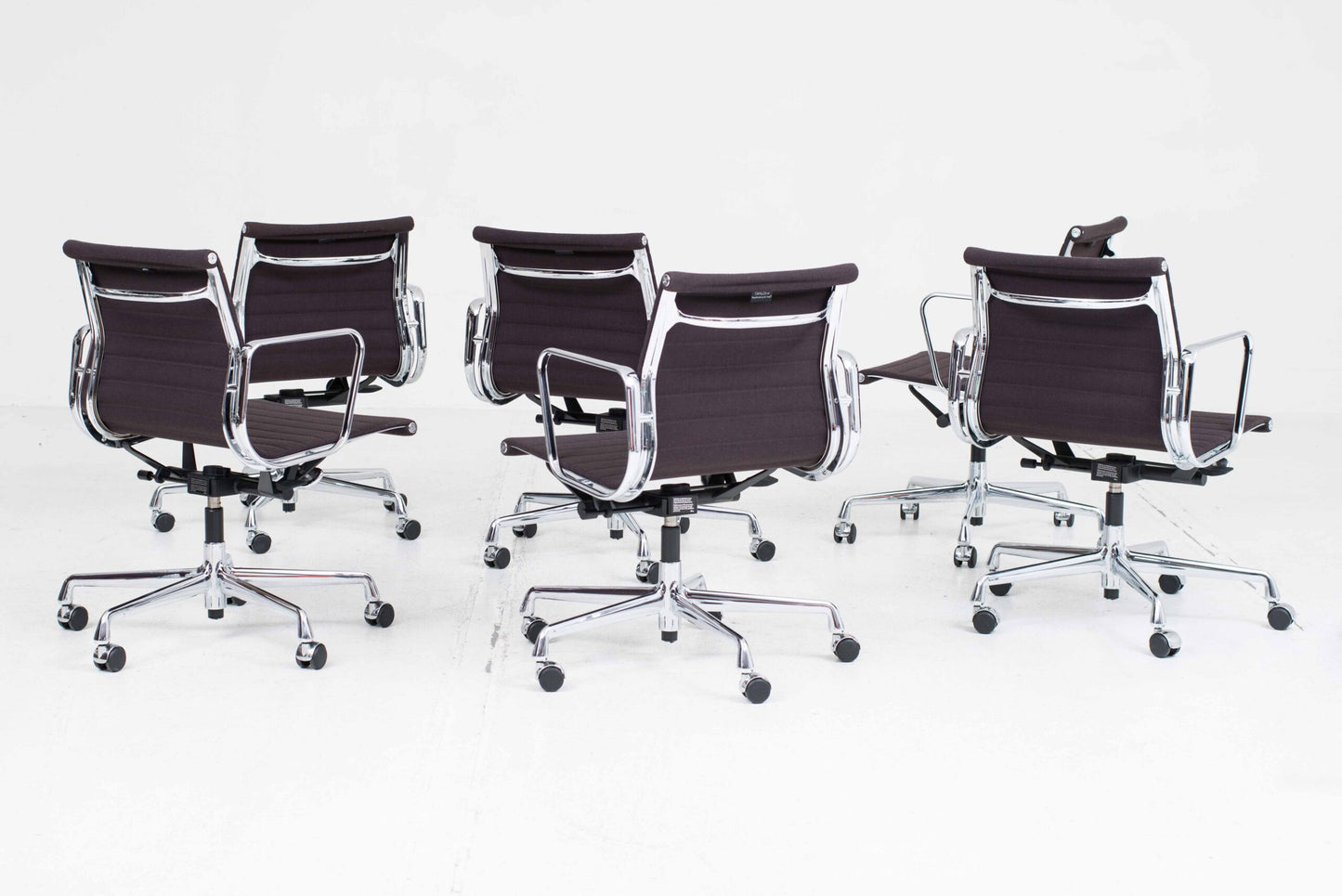 Chaise de bureau Vitra EA 117 par Eames en Hopsak Chestnut/Moor Brown