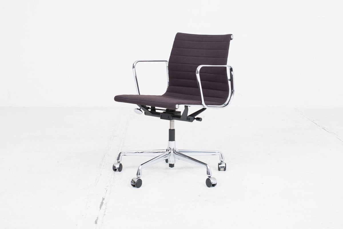 Vitra EA 117 Bürostuhl von Eames in Hopsak Kastanie/Moorbraun