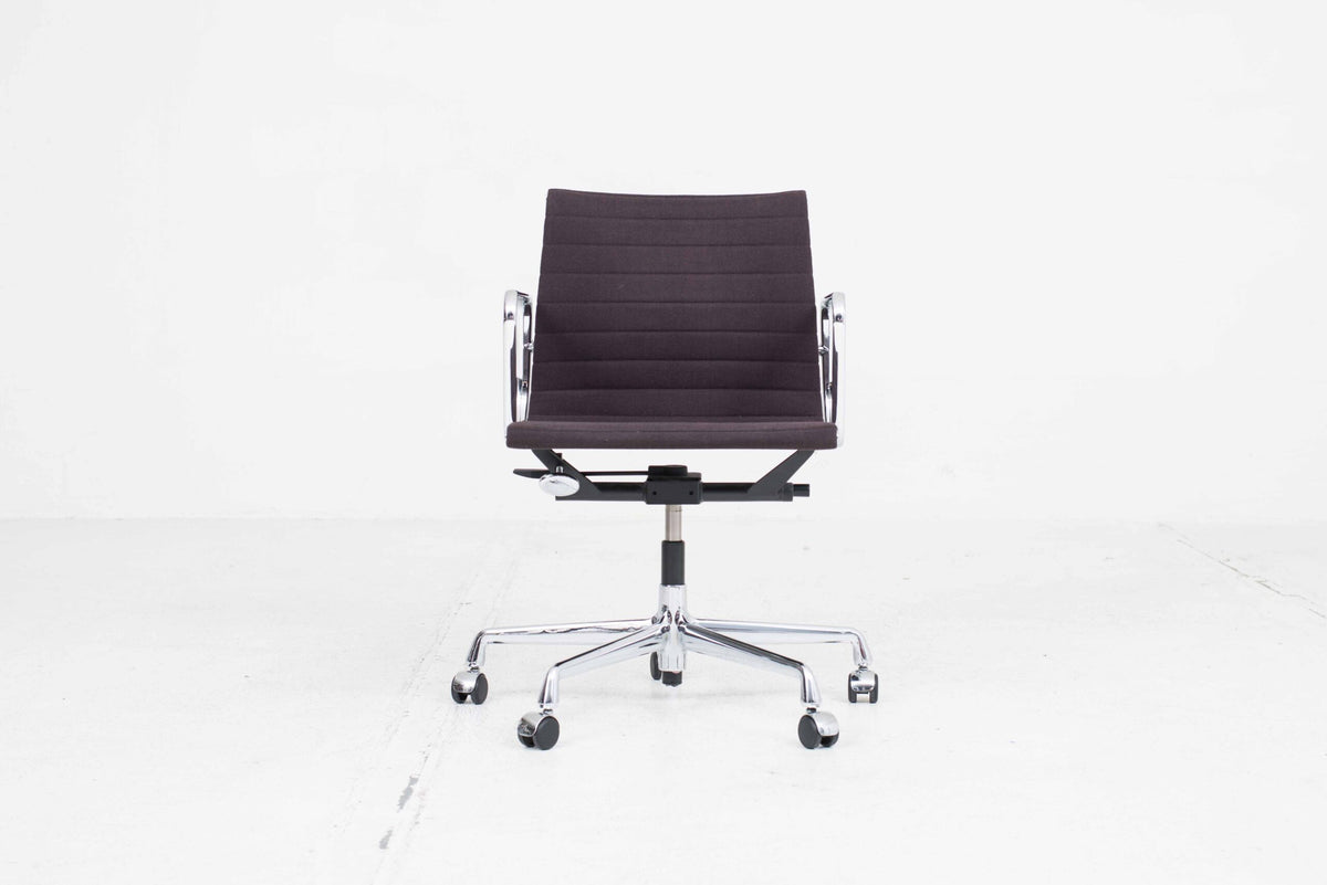 Vitra EA 117 Bürostuhl von Eames in Hopsak Kastanie/Moorbraun