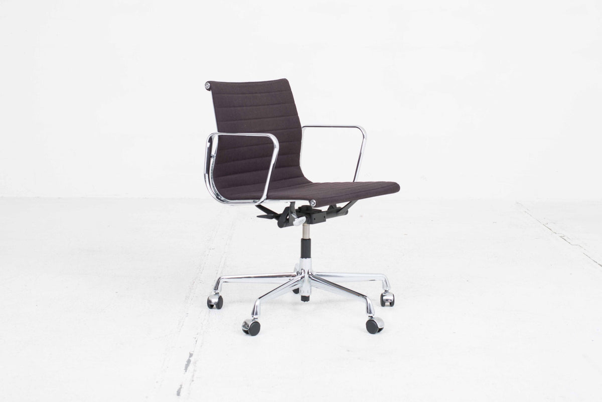 Vitra EA 117 Bürostuhl von Eames in Hopsak Kastanie/Moorbraun