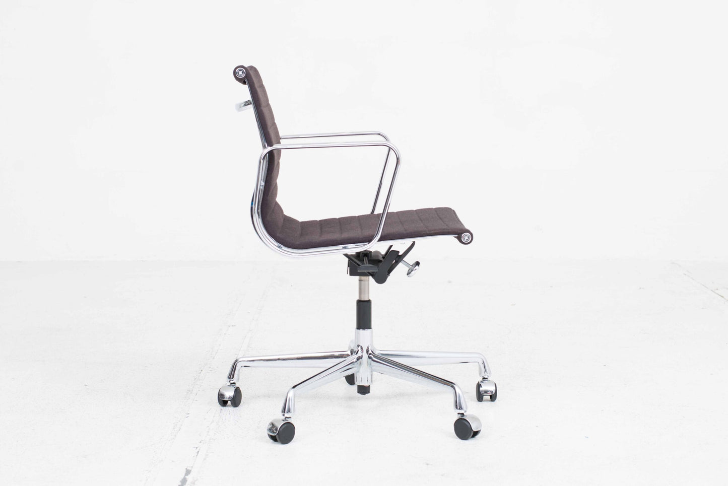 Chaise de bureau Vitra EA 117 par Eames en Hopsak Chestnut/Moor Brown