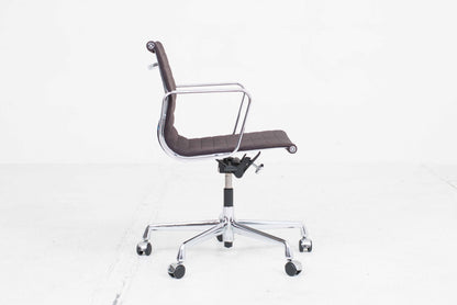 Chaise de bureau Vitra EA 117 par Eames en Hopsak Chestnut/Moor Brown