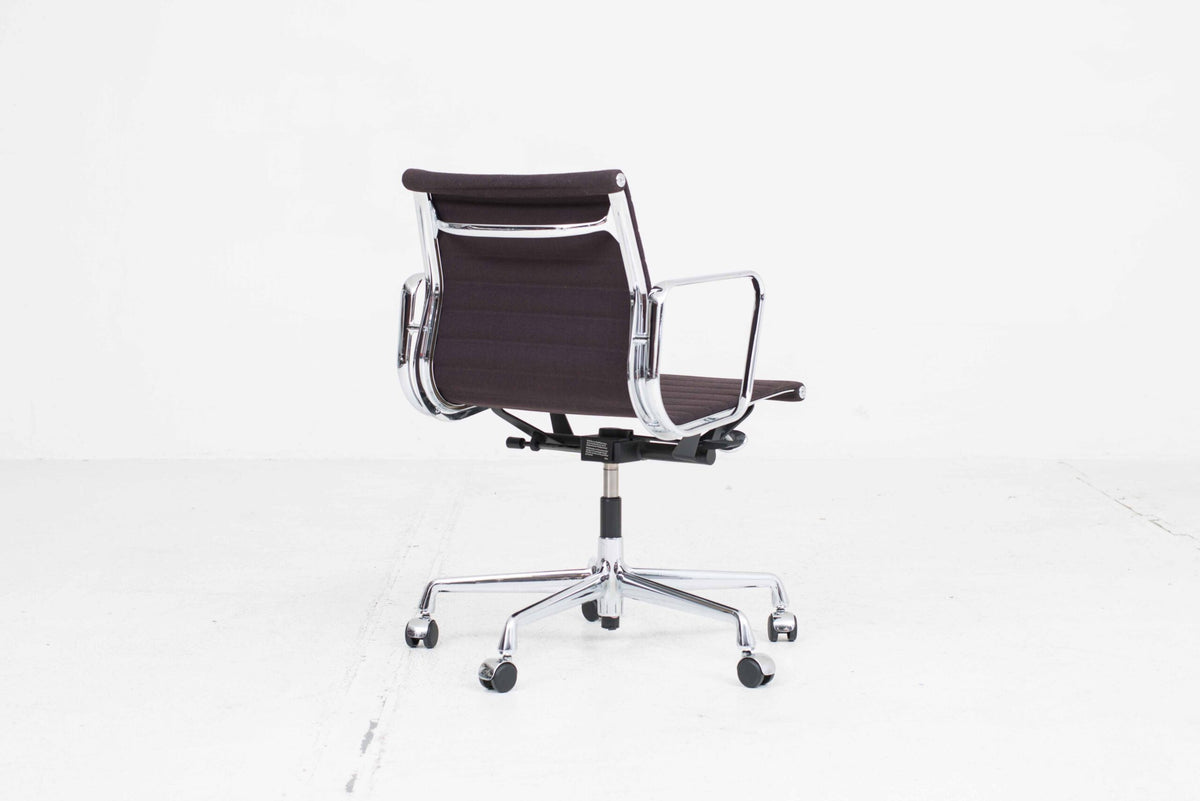 Vitra EA 117 Bürostuhl von Eames in Hopsak Kastanie/Moorbraun