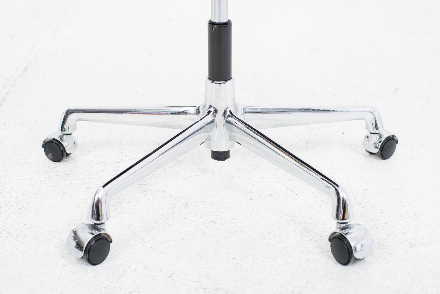 Vitra EA 117 Bürostuhl von Eames in schwarzem Hopsak