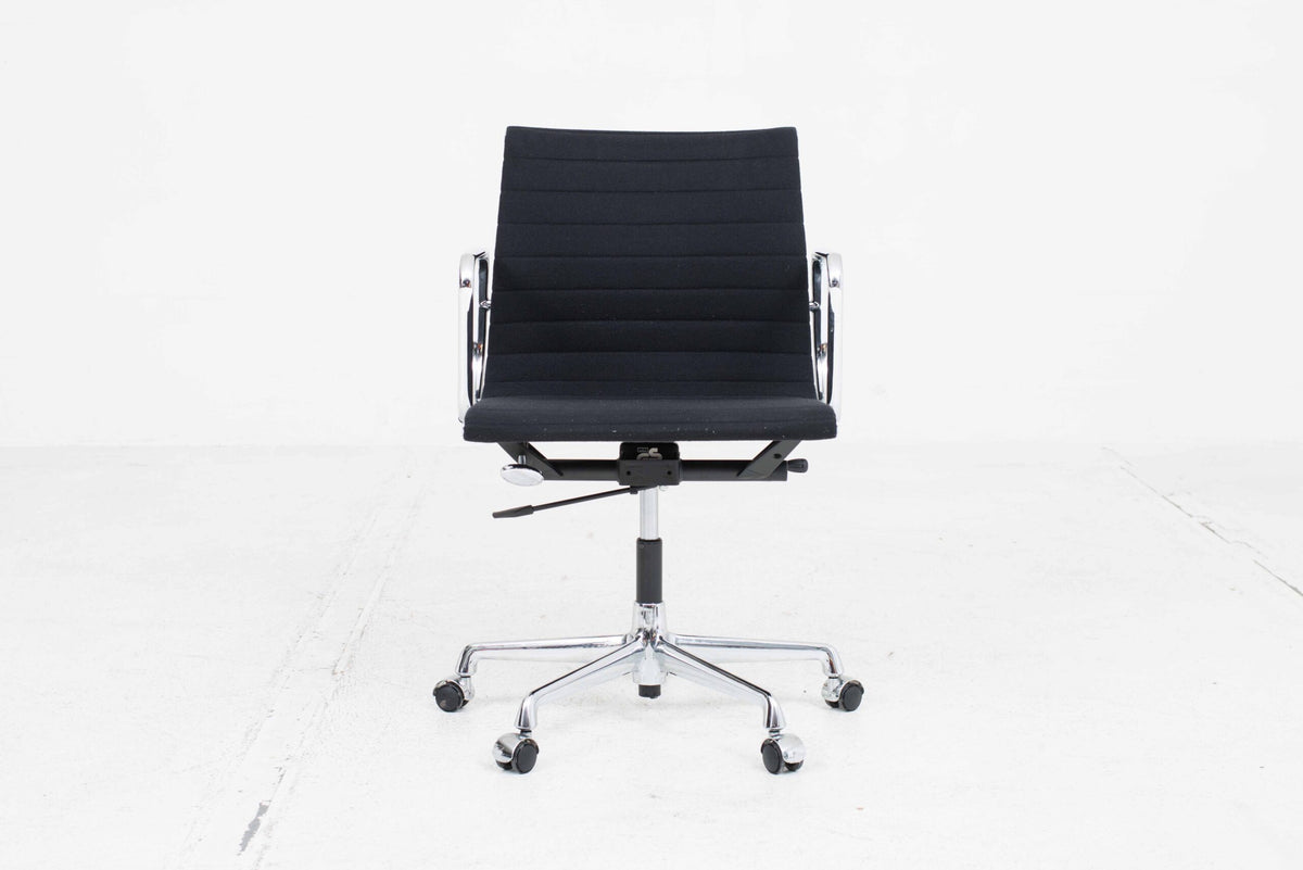 Vitra EA 117 Bürostuhl von Eames in schwarzem Hopsak