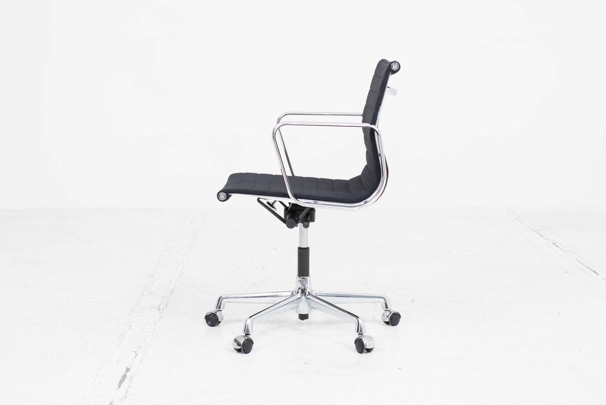 Vitra EA 117 Bürostuhl von Eames in schwarzem Hopsak
