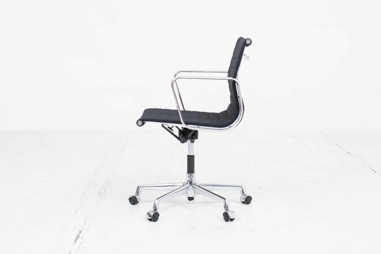 Vitra EA 117 Bürostuhl von Eames in schwarzem Hopsak