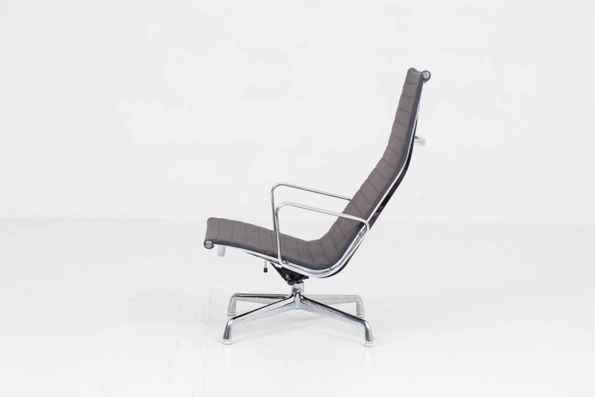 Vintage Sessel EA 124 von Charles und Ray Eames für Vitra