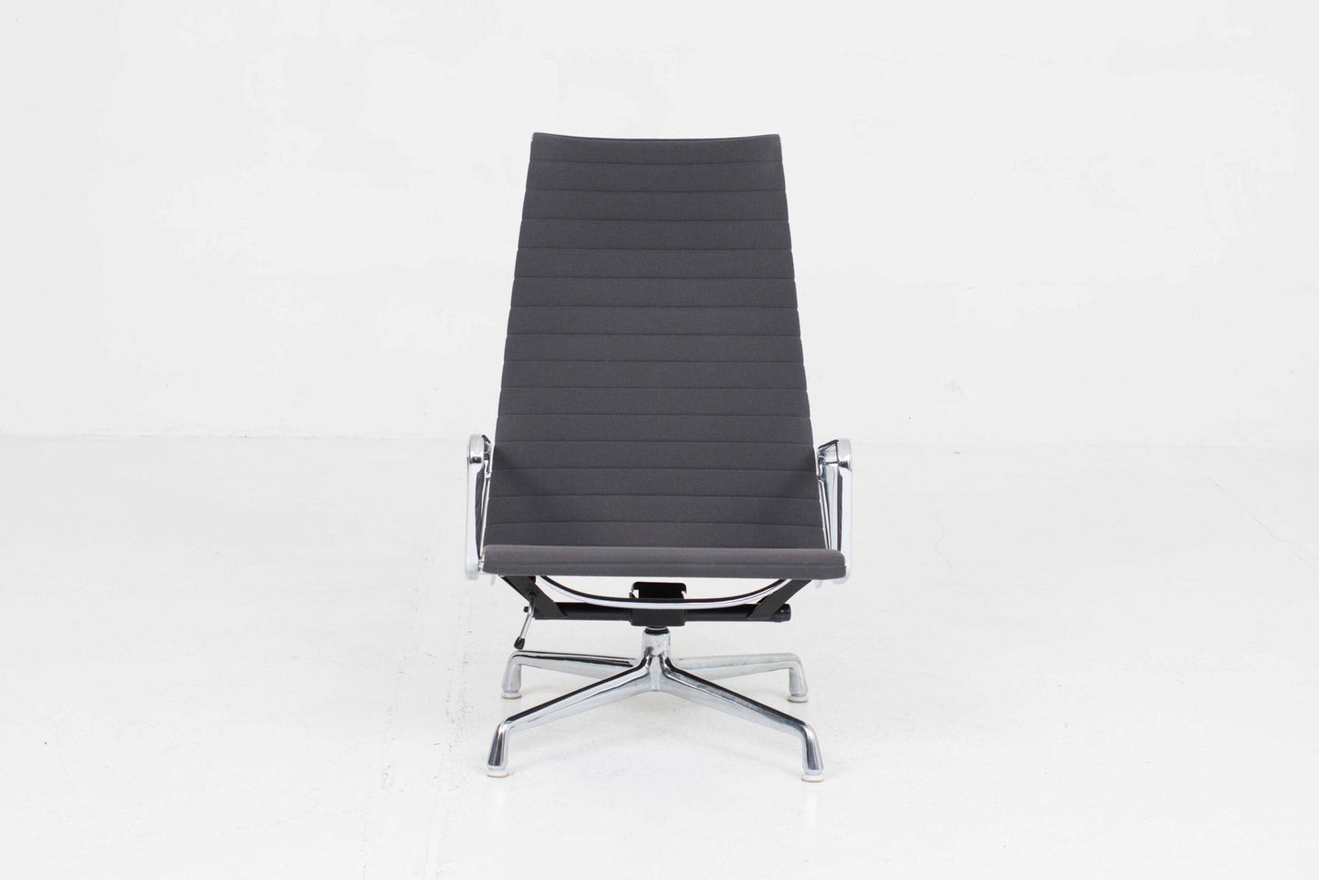 Vintage Sessel EA 124 von Charles und Ray Eames für Vitra