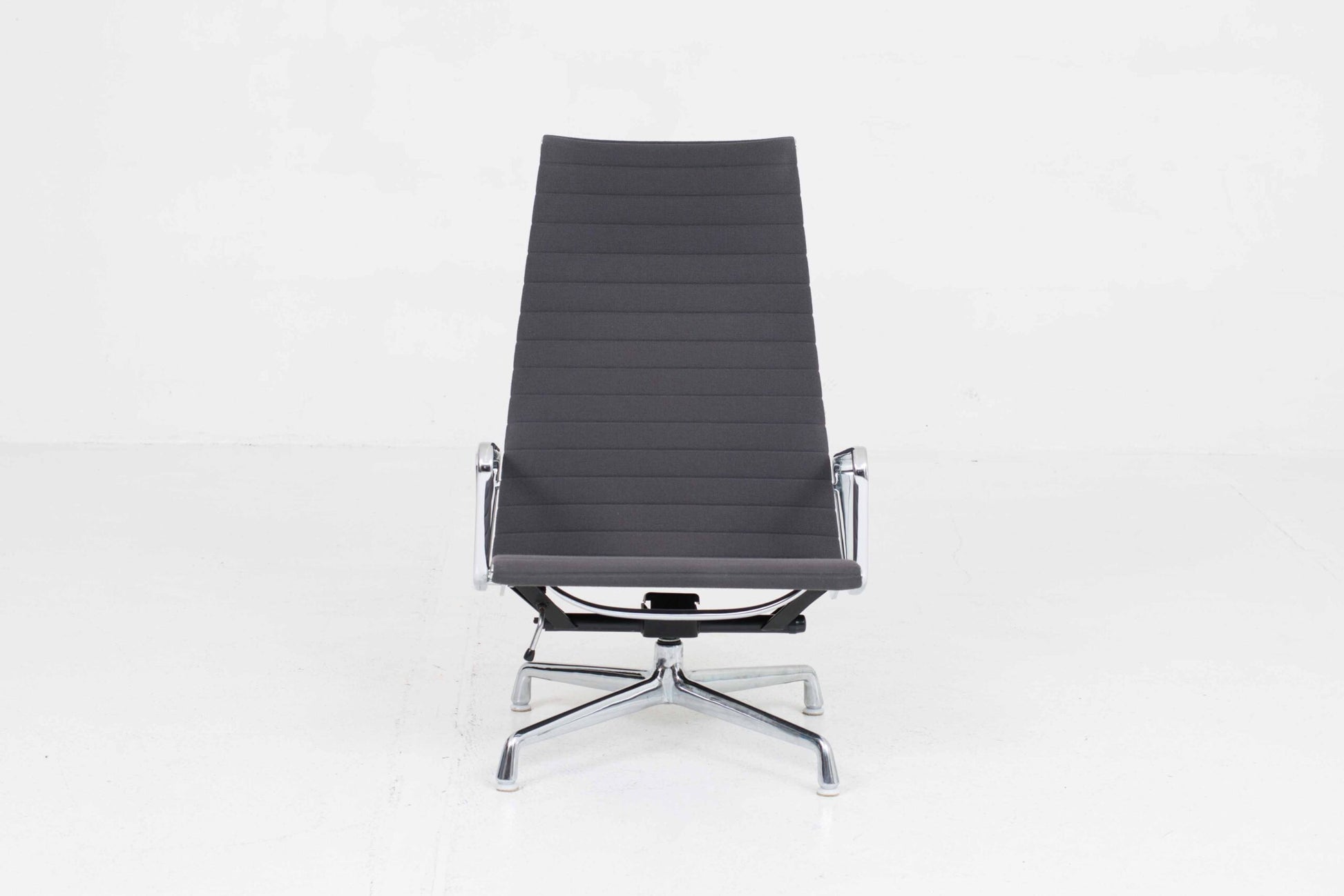 Vintage Sessel EA 124 von Charles und Ray Eames für Vitra