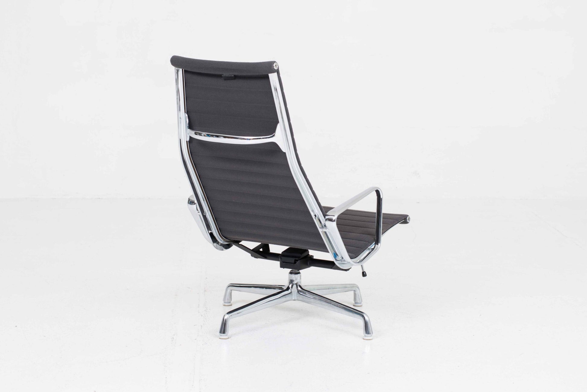 Vintage Sessel EA 124 von Charles und Ray Eames für Vitra