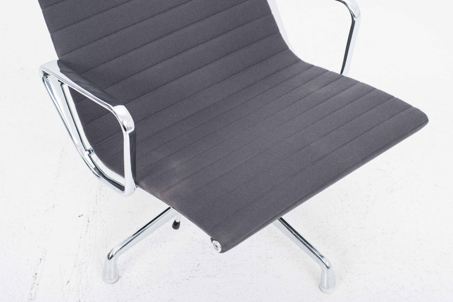 Vintage Sessel EA 124 von Charles und Ray Eames für Vitra