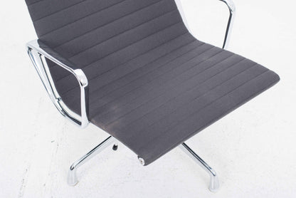 Vintage Sessel EA 124 von Charles und Ray Eames für Vitra