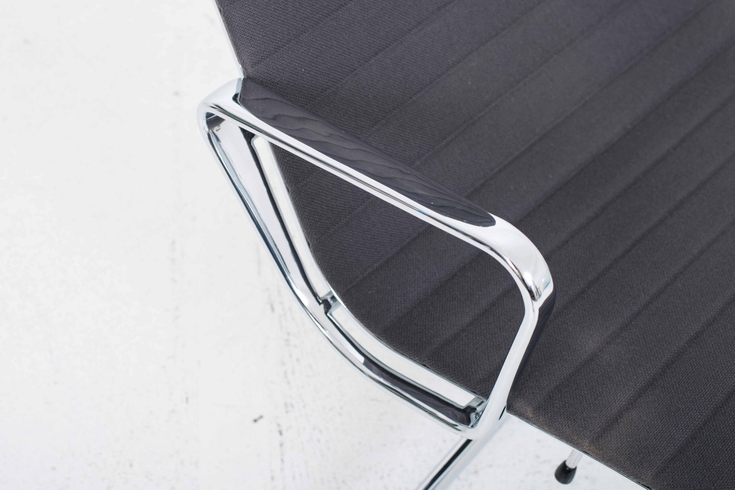 Vintage Sessel EA 124 von Charles und Ray Eames für Vitra