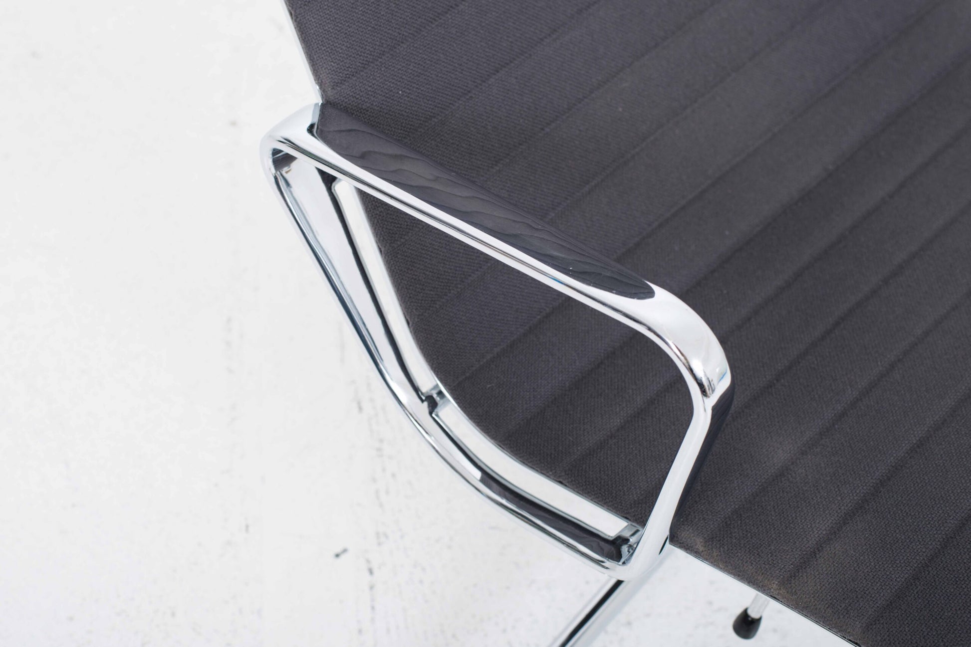 Vintage Sessel EA 124 von Charles und Ray Eames für Vitra