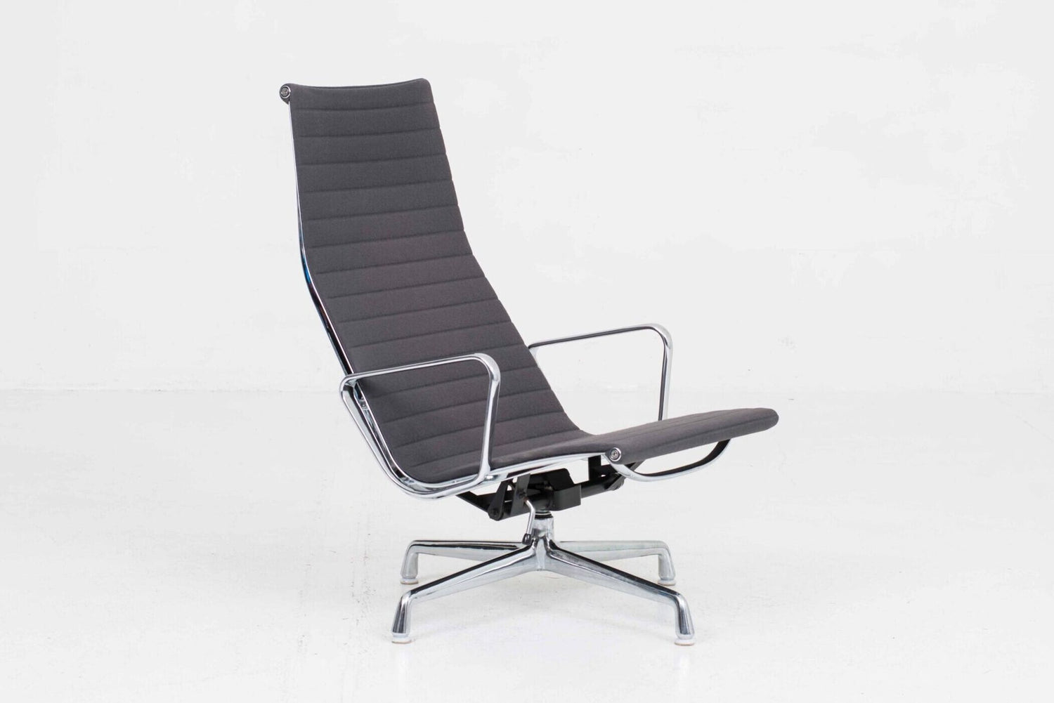 Vintage Sessel EA 124 von Charles und Ray Eames für Vitra