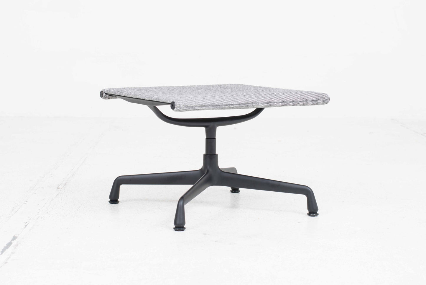 Ottoman Vitra EA 125 de Charles et Ray Eames en gris