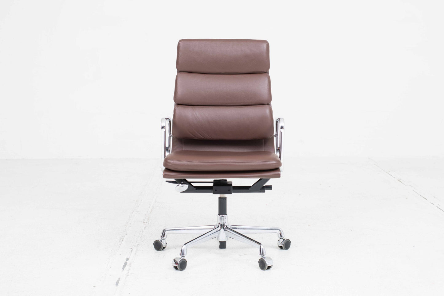 Eames EA 219 Soft Pad Bürostuhl von Vitra in braunem Leder