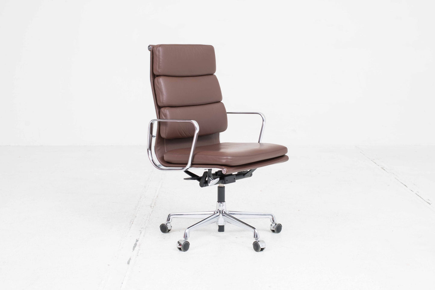 Eames EA 219 Soft Pad Bürostuhl von Vitra in braunem Leder