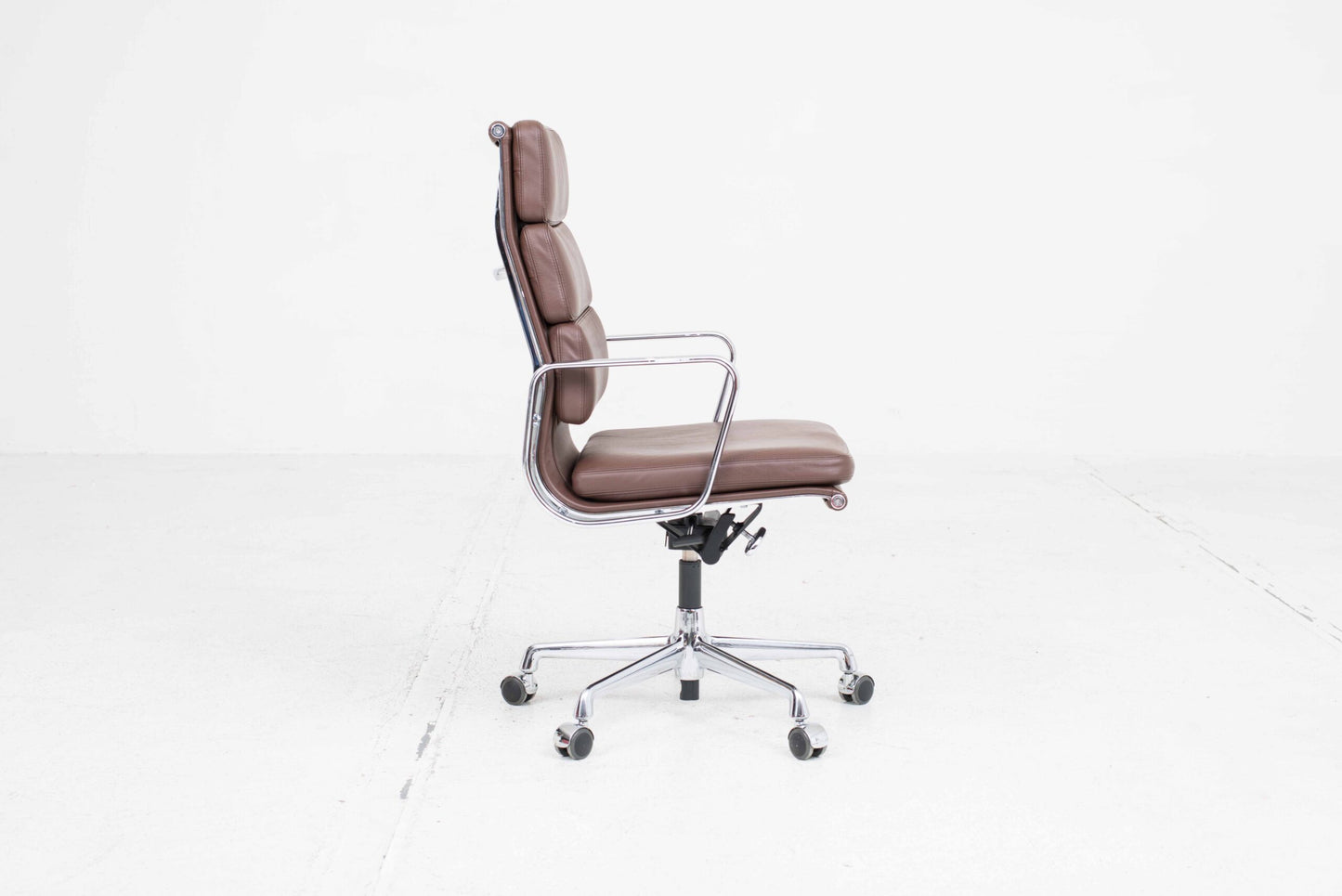Eames EA 219 Soft Pad Bürostuhl von Vitra in braunem Leder
