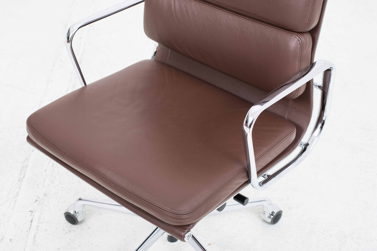 Eames EA 219 Soft Pad Bürostuhl von Vitra in braunem Leder