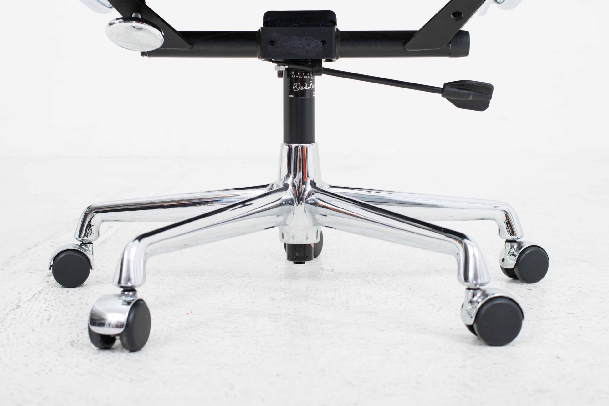 Vintage Bürostuhl EA 219 Soft Pad von Eames für Vitra in schwarzem Leder