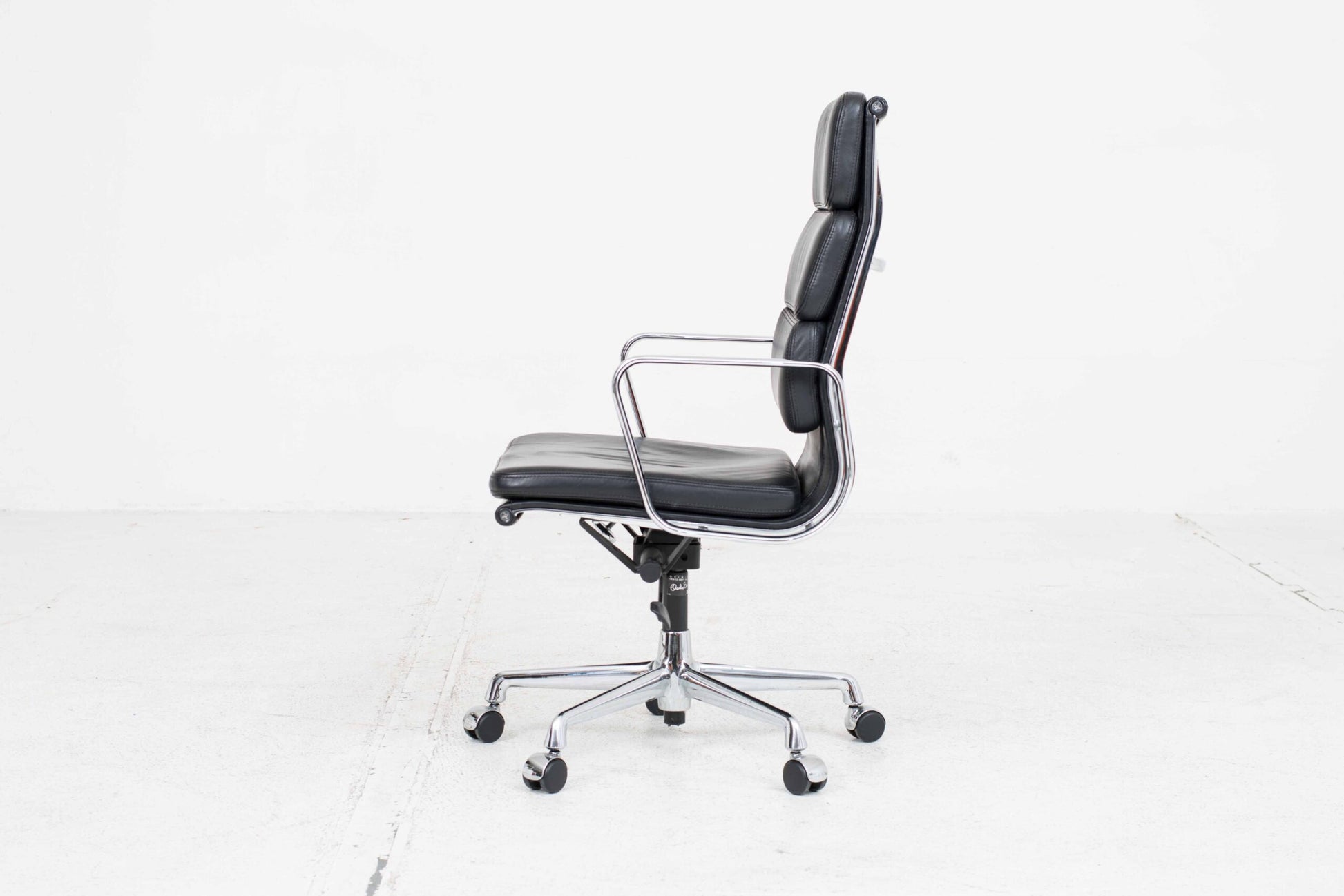 Vintage Bürostuhl EA 219 Soft Pad von Eames für Vitra in schwarzem Leder