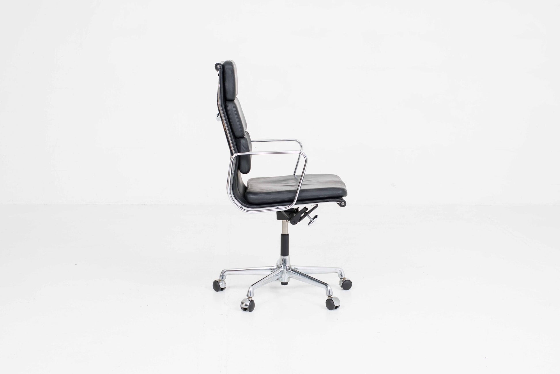 Vintage Bürostuhl EA 219 Soft Pad von Eames für Vitra in schwarzem Leder