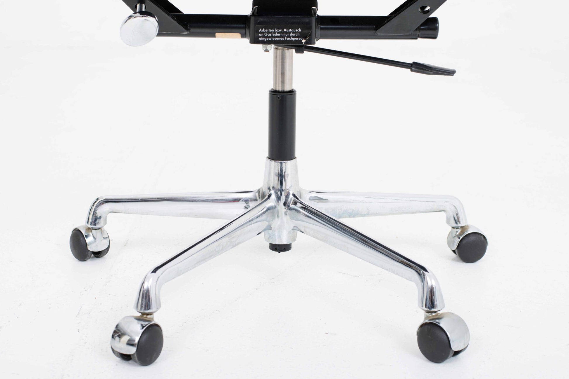 Vintage Bürostuhl EA 219 Soft Pad von Eames für Vitra in schwarzem Leder