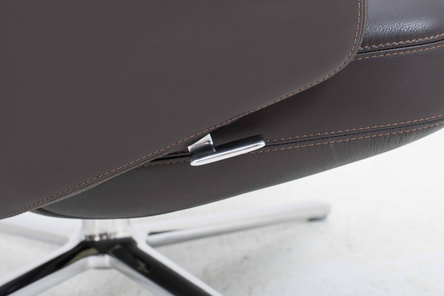 Fauteuil et ottoman Vitra Grand Repos par Antonio Citterio