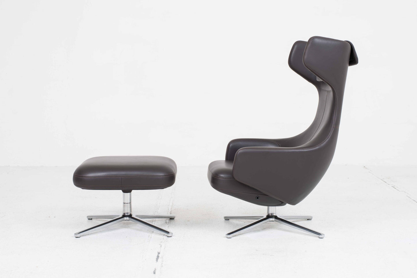 Fauteuil et ottoman Vitra Grand Repos par Antonio Citterio