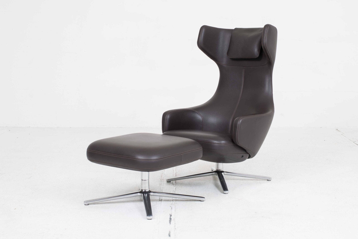 Fauteuil et ottoman Vitra Grand Repos par Antonio Citterio