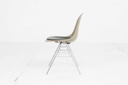 Chaise d'appoint vintage DSS en fibre de verre par Charles Eames pour Vitra en kaki