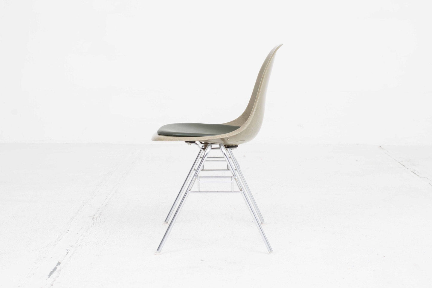 Chaise d'appoint vintage DSS en fibre de verre par Charles Eames pour Vitra en kaki