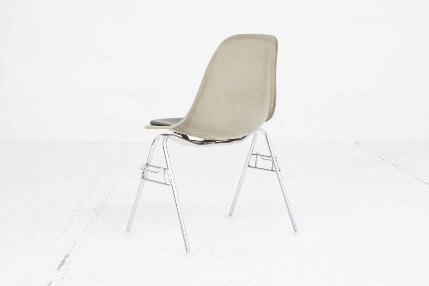 Chaise d'appoint vintage DSS en fibre de verre par Charles Eames pour Vitra en kaki