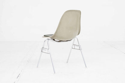 Chaise d'appoint vintage DSS en fibre de verre par Charles Eames pour Vitra en kaki