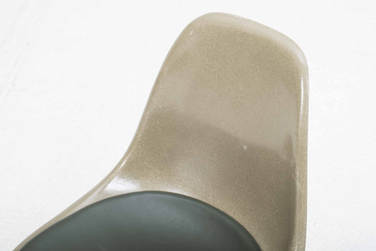 Chaise d'appoint vintage DSS en fibre de verre par Charles Eames pour Vitra en kaki