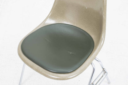 Chaise d'appoint vintage DSS en fibre de verre par Charles Eames pour Vitra en kaki
