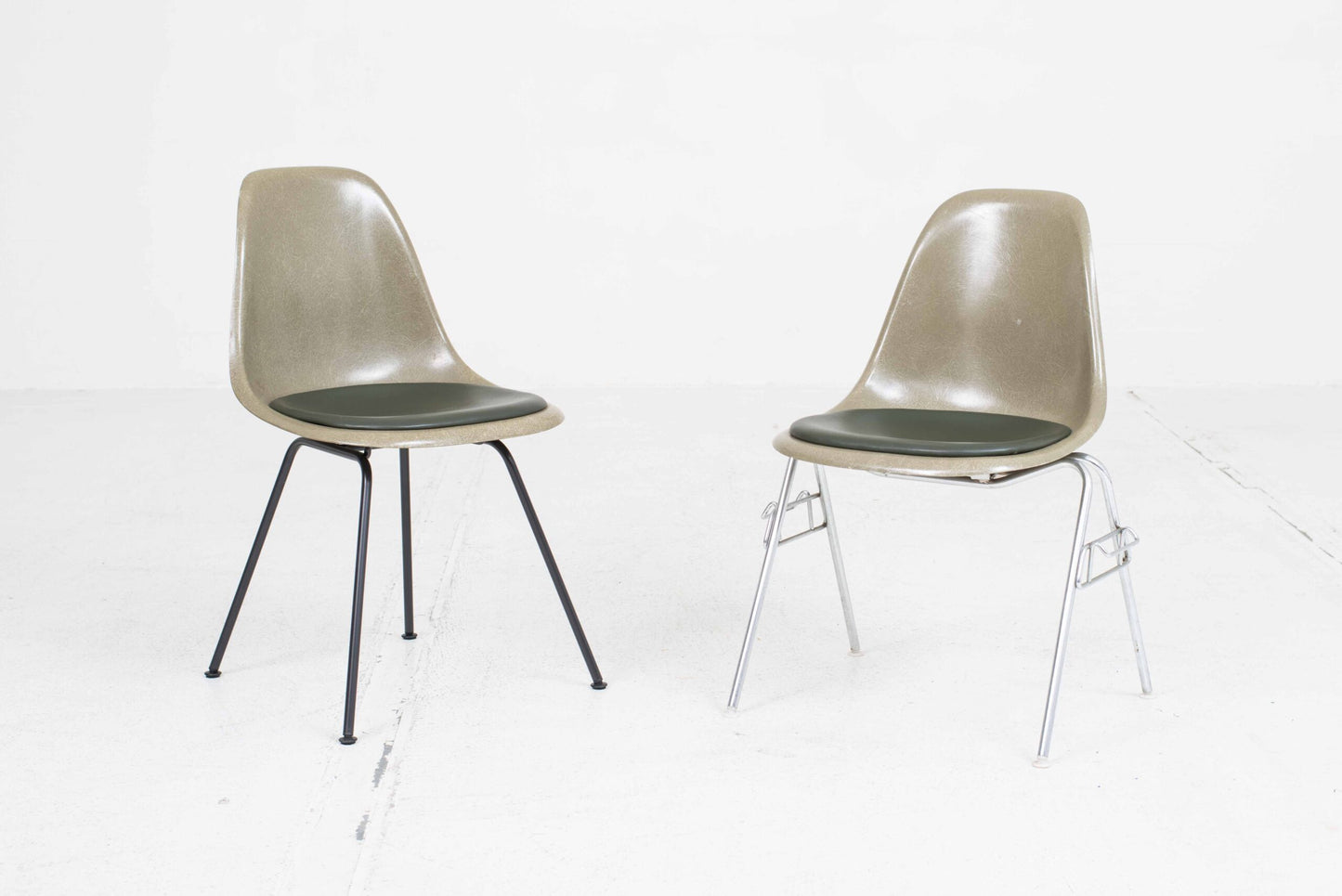 Chaise d'appoint vintage DSS en fibre de verre par Charles Eames pour Vitra en kaki