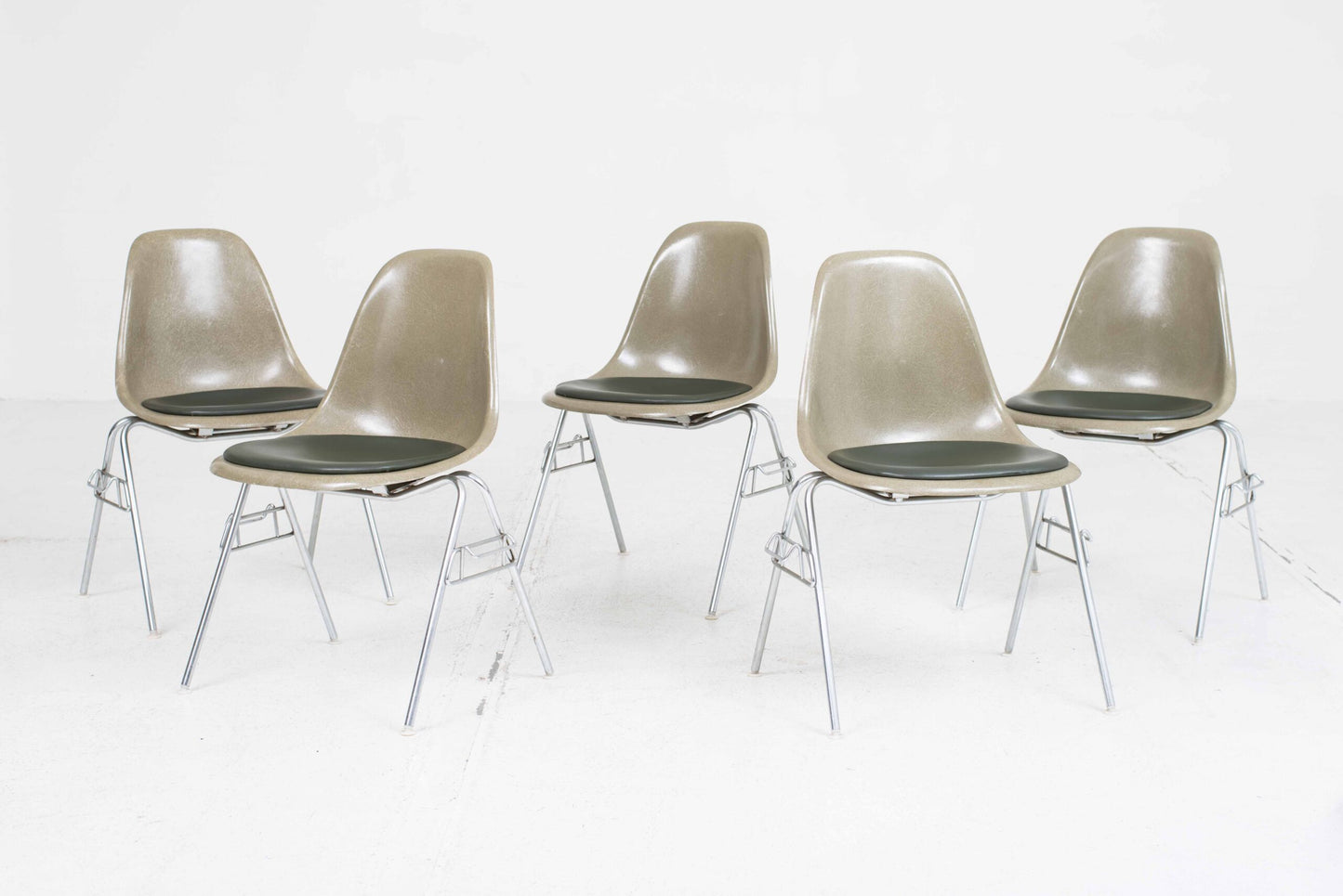 Chaise d'appoint vintage DSS en fibre de verre par Charles Eames pour Vitra en kaki