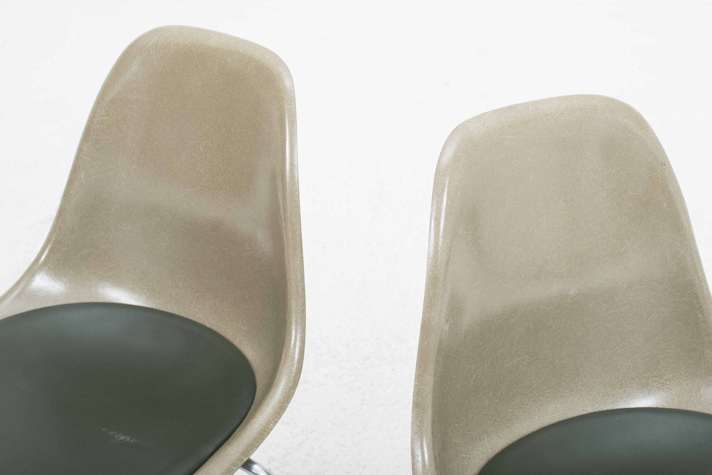 Chaise d'appoint vintage DSS en fibre de verre par Charles Eames pour Vitra en kaki